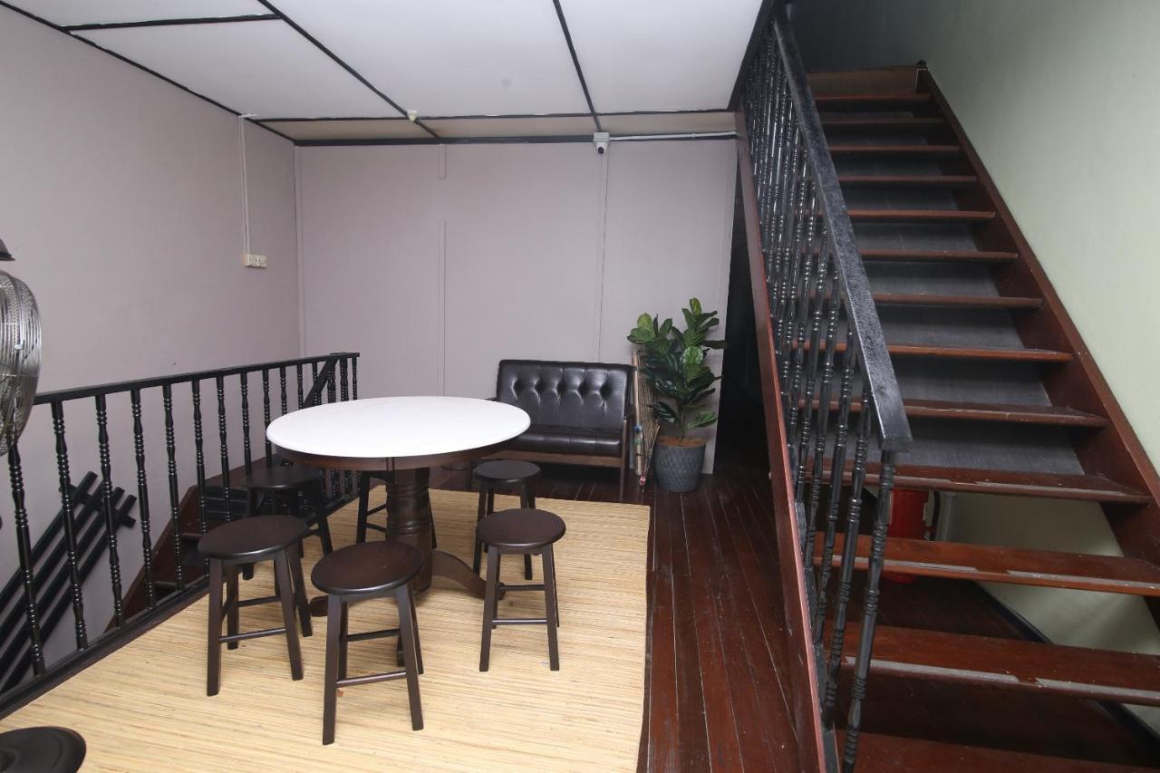 Spot On 90141 Threehouse Bed & Breakfast Kuching Exterior photo